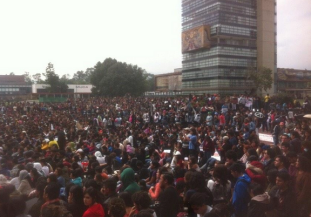 Picture taken at the Mexican Autonomous National University (UNAM) with the students in an act of solidarity with the 43 missing students. Foto: Twitter @Soy132MX